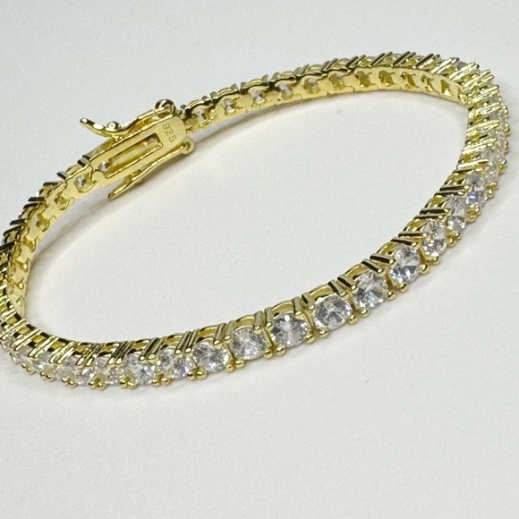 Elegant Gold and Silver Bracelet - Picture 4 of 5